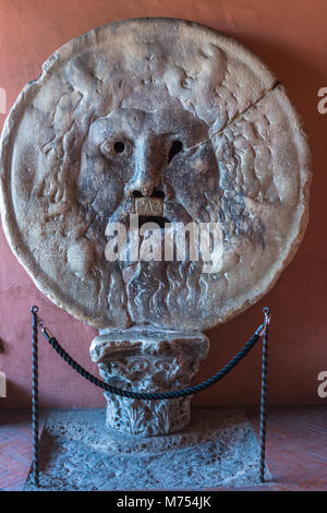 La Bocca della Verità. La Bocca della Verità è una maschera di marmo a Santa Maria in Cosmedin chiesa, presso la Piazza della Bocca della Verità. Roma. Lazio. Italia Foto Stock