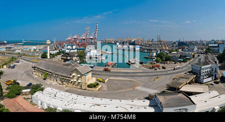 Orizzontale vista panoramica attraverso il porto di Colombo, Sri Lanka. Foto Stock