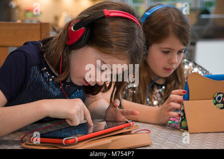 Ritratto orizzontale di due ragazze i giochi per computer insieme. Foto Stock