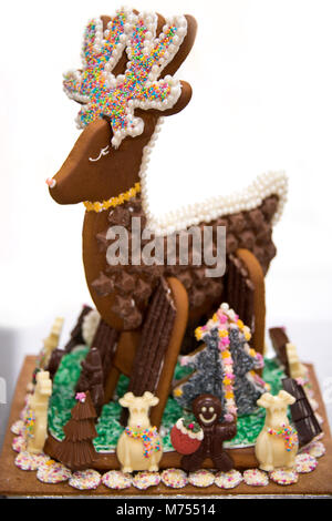 Verticale fino in prossimità di un handmade gingerbread renne realizzati per il Natale. Foto Stock