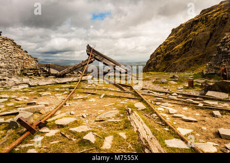 Coniston Old Man - la vecchia miniera di ardesia sulla montagna. Grigio e le nuvole scure con le montagne sullo sfondo Foto Stock