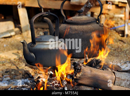 antico bollitore in metallo per bollire l'acqua su una stufa a gas o a legna  Foto stock - Alamy