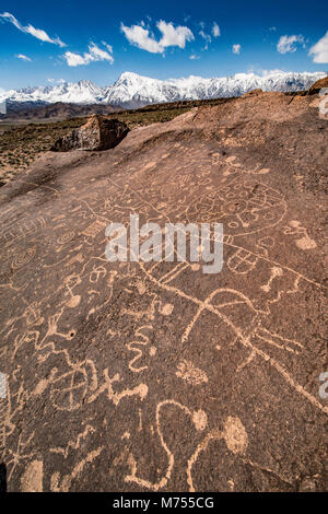 Arte rupestre e Sierra Nevda gamma, California. Luogo segreto per proteggere il sito antico nativo americana.incisioni rupestri Foto Stock