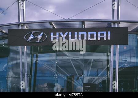 8 marzo, 2018, Cork, Irlanda - Kearys Hyundai concessionaria auto: showroom come visto dalla strada. Foto Stock