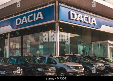 8 marzo, 2018, Cork, Irlanda - Kearys Dacia concessionaria auto: showroom come visto dalla strada. Foto Stock