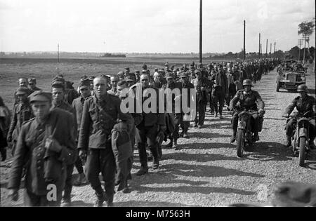 1939 WW2 Esercito Tedesco scortando Polish POW, vicino a Lviv/Lwow Foto Stock