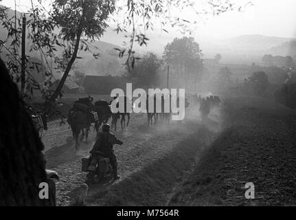 Seconda guerra mondiale invasione tedesca della Polonia nel 1939, seconda guerra mondiale, soldati dell'esercito tedesco e motocicletta con prigionieri di guerra vicino a Sambor in Polonia. Foto Stock