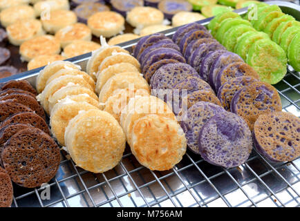 Babin candy è in stile Thai street cocco frittella dolce ,il vecchio Thai dessert in all'aperto sotto ombrellone illuminazione. Foto Stock