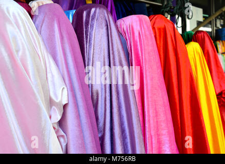 Colorato rotolo di tessuto per la vendita al mercato Foto Stock