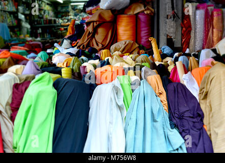 Colorato rotolo di tessuto per la vendita al mercato Foto Stock