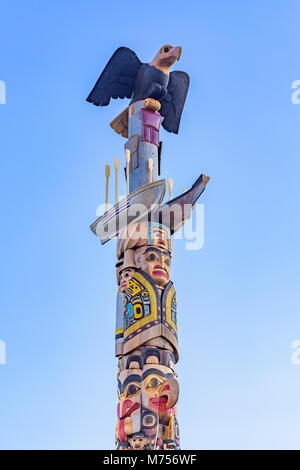 Dettaglio, la riconciliazione del Totem Pole, da Haida maestro intagliatore e Capo ereditario 7idansuu, James Hart, University of British Columbia, Vancouver, Br Foto Stock