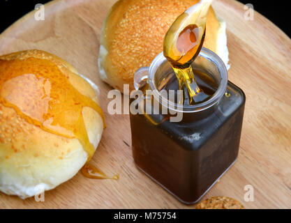 Sticky dolci di miele e pane pronto a serv Foto Stock