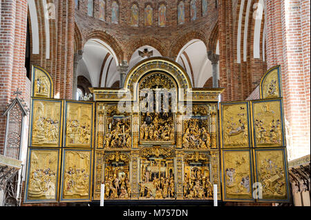 Altare Maggiore dal 1560 in stile gotico Roskilde Domkirke (Cattedrale di Roskilde) costruito da 1170 a 1280 dall arcivescovo Absalon, elencati dall UNESCO come un mondo Herit Foto Stock