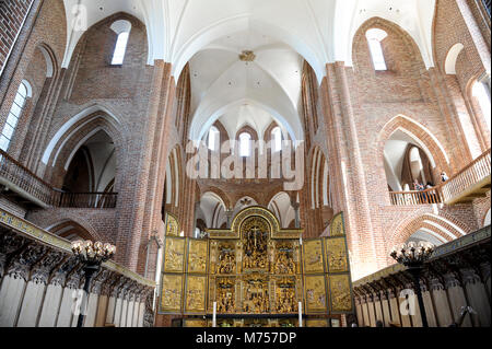 Altare Maggiore dal 1560 in stile gotico Roskilde Domkirke (Cattedrale di Roskilde) costruito da 1170 a 1280 dall arcivescovo Absalon, elencati dall UNESCO come un mondo Herit Foto Stock