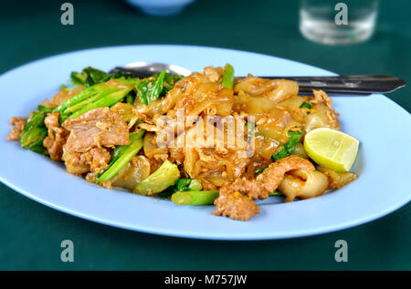 Noodles fritti mix con carne di maiale e uova per mangiare veloce in Asia Foto Stock