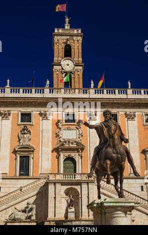 La piazza capitolina a Roma con il municipio rinascimentale e antica statua in bronzo di imperatore romano Marco Aurelio (replica) Foto Stock