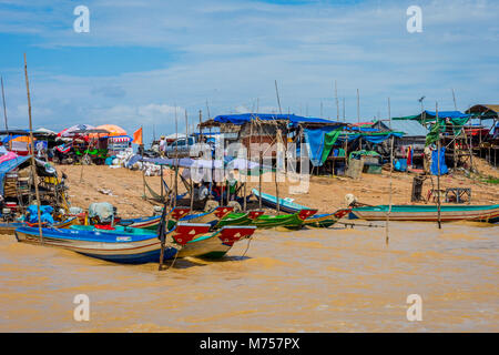 SIEM REAP, Cambogia - Aprile 8: Acqua canal con barche verso il Tonle Sap villaggio galleggiante. Aprile 2017 Foto Stock