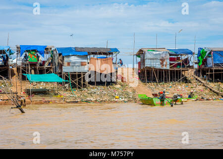 SIEM REAP, Cambogia - Aprile 8: Acqua canal con barche verso il Tonle Sap villaggio galleggiante. Aprile 2017 Foto Stock