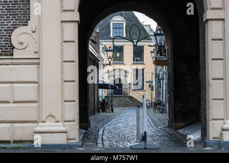 KAMPEN, Paesi Bassi - 30 novembre 2017: Torenstraat visto dal gateway sotto la Nieuwe Toren Foto Stock