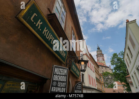 Vista sulla strada verso il castello di Cesky Krumlov Foto Stock