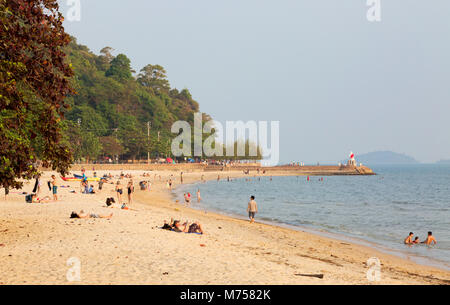 La popolazione locale e i turisti a prendere il sole sulla spiaggia, Kep Beach, Kep Kampot provincia, Cambogia Asia Foto Stock