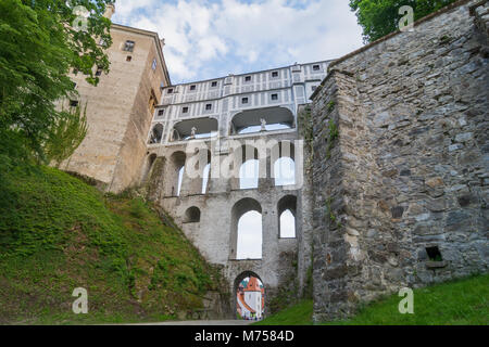 Mantello impressionante ponte in Cesky Krumlov, sito patrimonio mondiale dell'UNESCO in Boemia, nel sud della Repubblica ceca Foto Stock