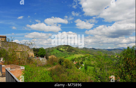 Vista della bellissima campagna italiana dalla città medievale di Montone in Umbria Foto Stock