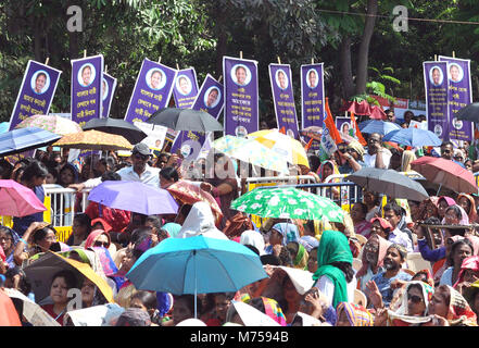 Kolkata, India. 08 Mar, 2018. TMC attivista di donne si riuniscono a TMC donne ala rally organizzato in occasione della Giornata internazionale della donna. Il Bengala Occidentale Chief Minister e Trinamool Congress o TMC Supremo Mamata Banerjee risolve una donna rally organizzato dal Congresso Trinamool ala delle donne in occasione della Giornata internazionale della donna. Credito: Saikat Paolo/Pacific Press/Alamy Live News Foto Stock