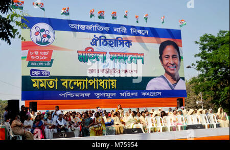 Kolkata, India. 08 Mar, 2018. Il Bengala Occidentale Chief Minister e Trinamool Congress o TMC Supremo Mamata Banerjee risolve una donna rally organizzato dal Congresso Trinamool ala delle donne in occasione della Giornata internazionale della donna. Credito: Saikat Paolo/Pacific Press/Alamy Live News Foto Stock