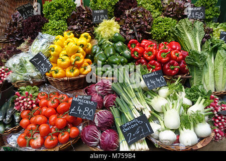 Vista di verdure colorate sul display su un mercato in stallo Foto Stock