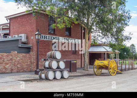 Il Bridge Hotel, barili di birra e il vecchio carro, Echuca, Victoria, Australia Foto Stock