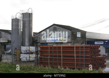 Marrone in plastica tubazioni esterne Polypipe nei locali di Dromore Road, Lurgan, Irlanda del Nord. Foto Stock