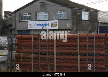 Marrone in plastica tubazioni esterne Polypipe nei locali di Dromore Road, Lurgan, Irlanda del Nord. Foto Stock