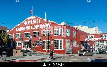 Monterey, CA - 18 febbraio 2018. Monterey Canning Società in Cannery Row è una popolare attrazione turistica in città ed era una sardina fabbrica di inscatolamento Foto Stock