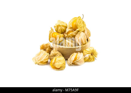 Cape gooseberry mettere nella ciotola di legno physalis isolati su sfondo bianco. Foto Stock