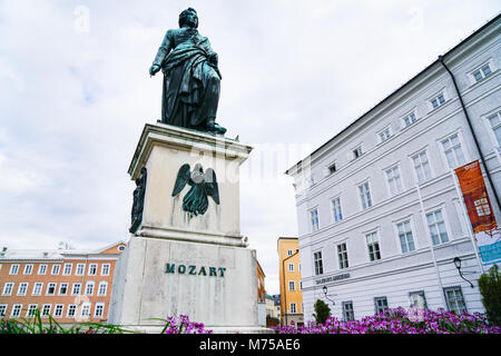 Salisburgo, Austria - 6 settembre 2017; statua di Mozart nella piazza della città vecchia, conosciuta come Piazza Mozart da basso punto di vista nella sua città di nascita Foto Stock