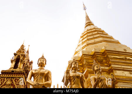 Golden Statue di Buddha intorno alla pagoda dorata su sfondo bianco al Wat Phra That Doi Suthep Temple, Chiangmai, Thailandia. Wat Phra That Doi Suthep è fa Foto Stock