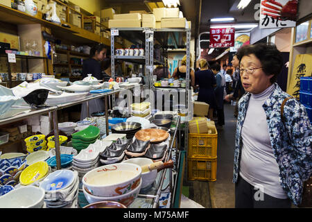 Tsukiji, Tokyo, Giappone - 04 Gennaio 2018 : un senior donna giapponese e molti turisti sono shopping stoviglie in ceramica nei tradizionali stoviglie shop un Foto Stock