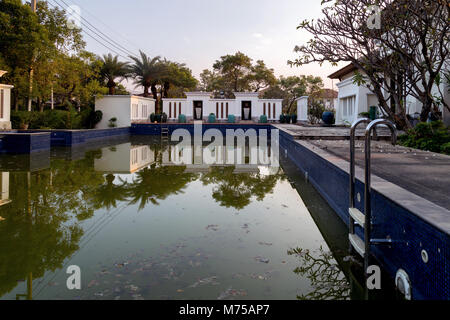 Vecchia piscina pubblica in un abbandono di asian progetto immobiliare dopo il fallimento di business dalla crisi economica. Foto Stock