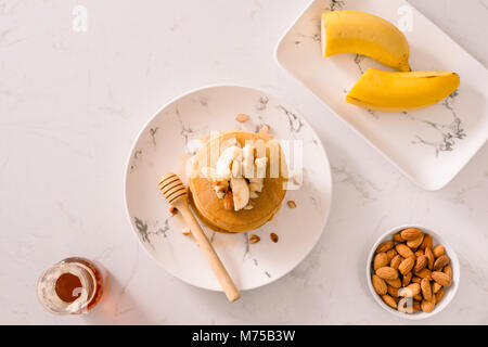 Banana anacardi pancake con banane e salsa al caramello. Foto Stock