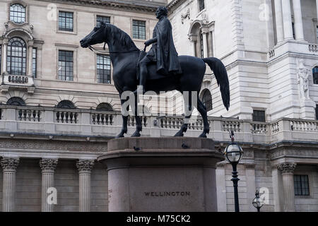 Statua equestre del Duca di Wellington, scolpito da Francis Chantrey Leggatt e Herbert William Weekes. Situato al Royal Exchange, Londra Foto Stock