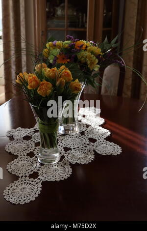 Bouquet di fiori su un tavolo Foto Stock