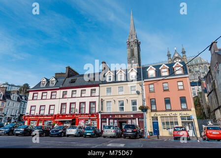 Cobh, Irlanda - 9 Novembre 2017: una vista pittoresca del lungomare della piccola cittadina irlandese con negozi tradizionali Foto Stock