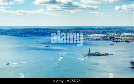 Vista panoramica della baia superiore a New York con la statua della libertà e di Staten Island a distanza Foto Stock