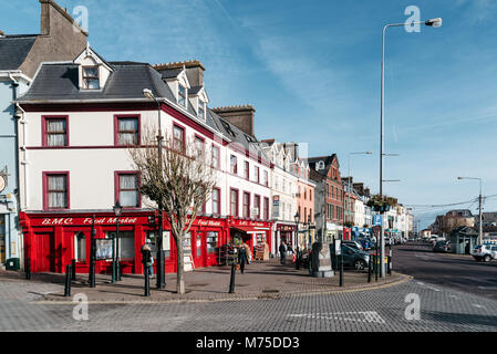 Cobh, Irlanda - 9 Novembre 2017: una vista pittoresca del lungomare della piccola cittadina irlandese con negozi tradizionali Foto Stock