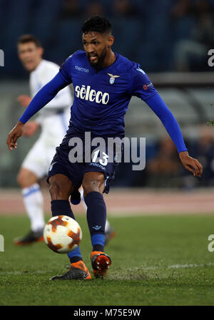 Roma, Italia. 08 Mar, 2018. 8 marzo 2018, Stadio Olimpico, Roma, Italia; UEFA Europa League calcio, round di 16, 1° gamba, Lazio contro la Dynamo Kyiv; Wallace del Lazio controlla il credito a sfera: Giampiero Sposito/Pacific Premere Credito: Giampiero Sposito/Pacific Press/Alamy Live News Foto Stock