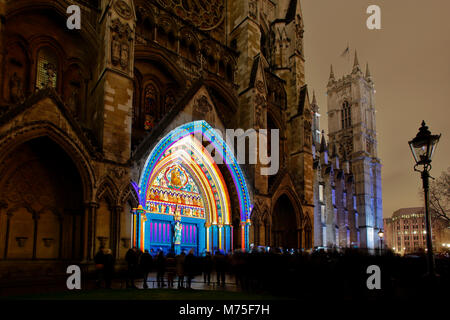 Londra Lumiere 2018 un festival di arte illuminato installazioni mostrate qui su Westminster Abbey sono colorate patterns proiettati di luce Foto Stock