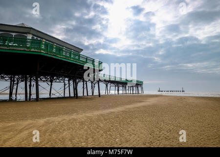 La spiaggia e il molo vittoriano a Lytham St Annes in Lancashire Foto Stock