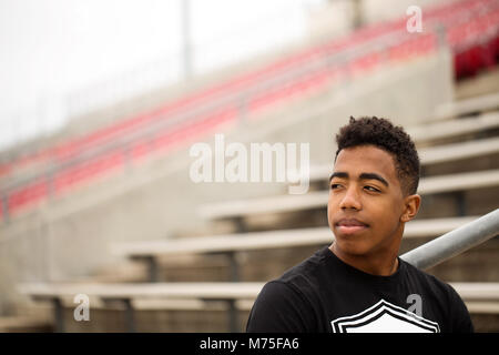 African adolescente americano nel pensiero profondo. Foto Stock