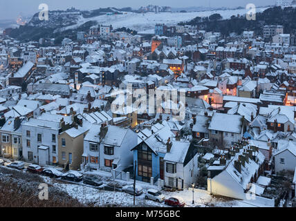 Coperta di neve Hastings old town, East Sussex, England, Regno Unito Foto Stock